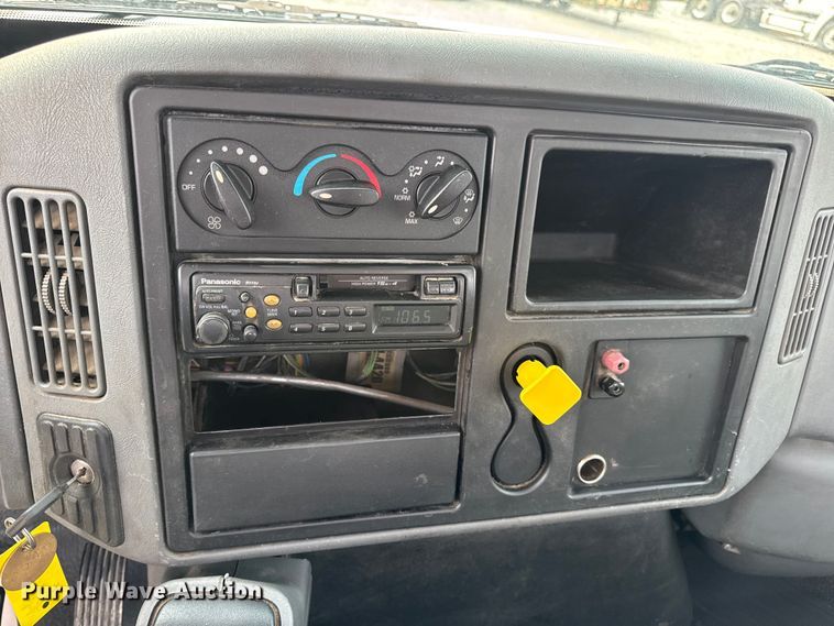 image for item DW6539 2005 International 4300 truck cab and chassis