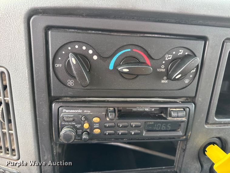 image for item DW6539 2005 International 4300 truck cab and chassis