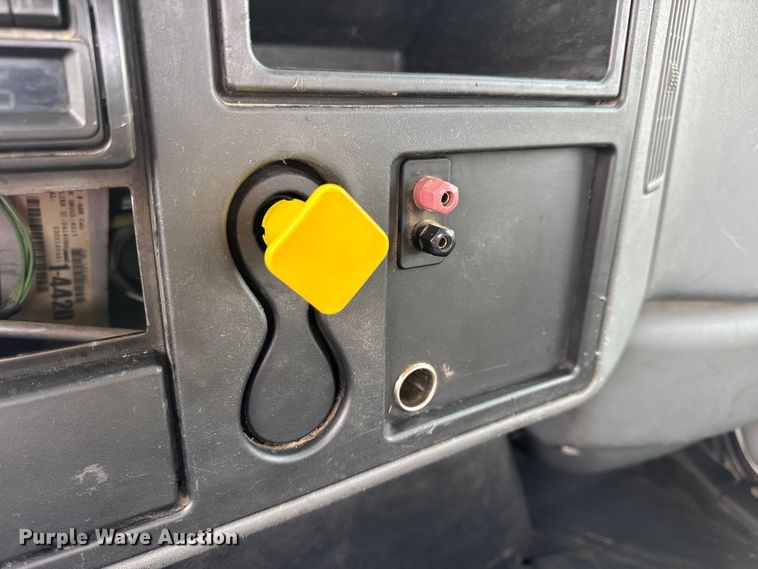 image for item DW6539 2005 International 4300 truck cab and chassis