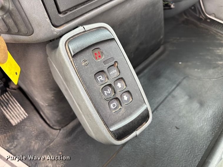 image for item DW6539 2005 International 4300 truck cab and chassis