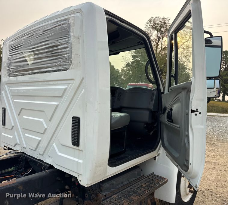 image for item DW6539 2005 International 4300 truck cab and chassis