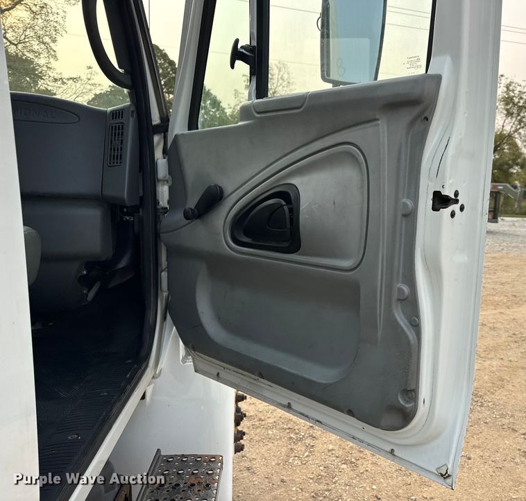 image for item DW6539 2005 International 4300 truck cab and chassis