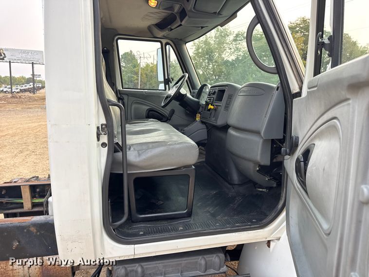 image for item DW6539 2005 International 4300 truck cab and chassis