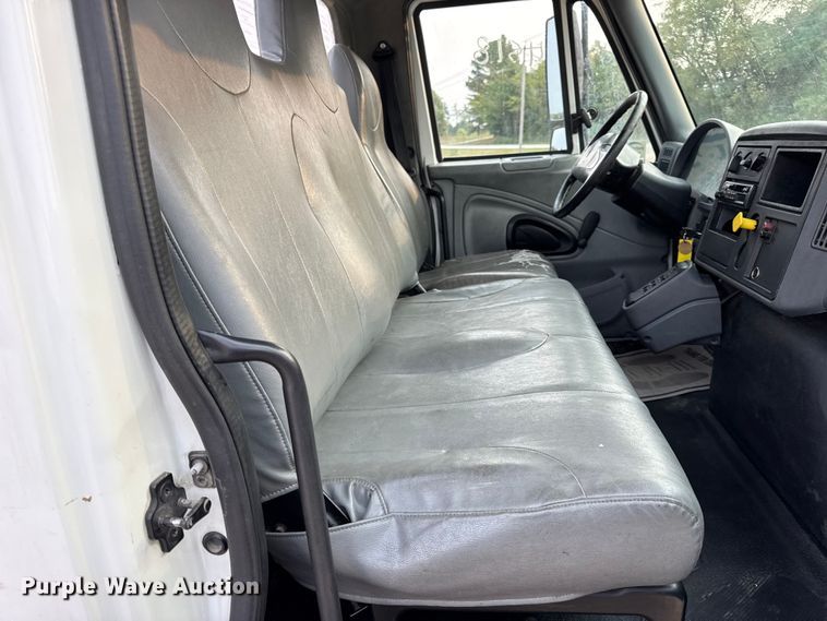 image for item DW6539 2005 International 4300 truck cab and chassis