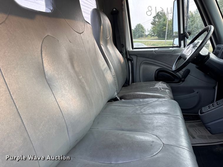 image for item DW6539 2005 International 4300 truck cab and chassis