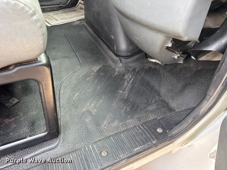 image for item DW6539 2005 International 4300 truck cab and chassis