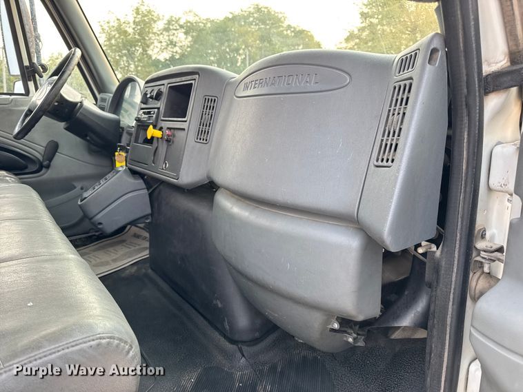 image for item DW6539 2005 International 4300 truck cab and chassis