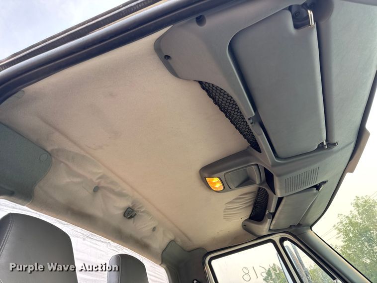 image for item DW6539 2005 International 4300 truck cab and chassis