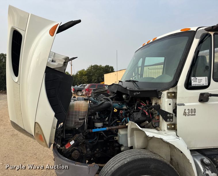 image for item DW6539 2005 International 4300 truck cab and chassis