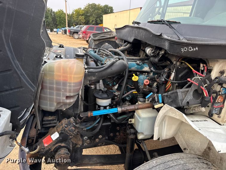 image for item DW6539 2005 International 4300 truck cab and chassis