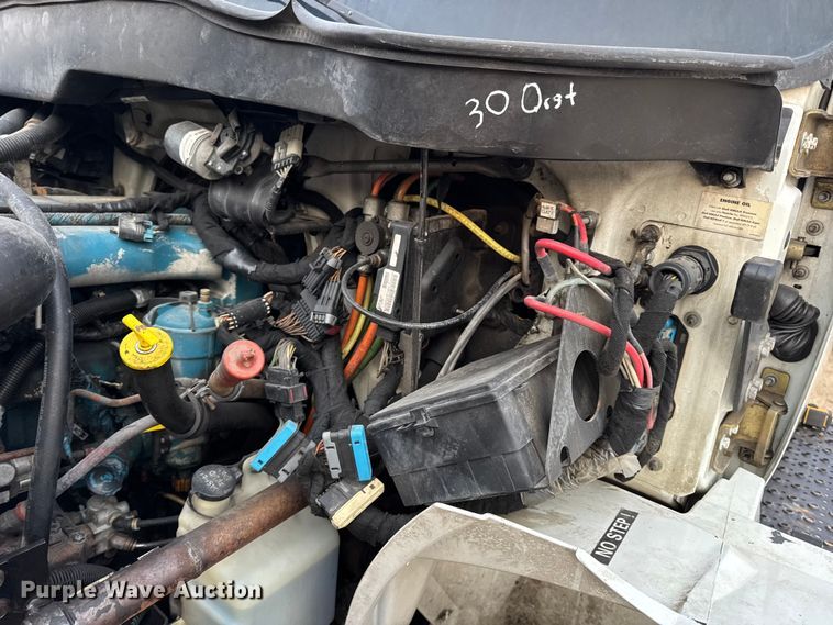 image for item DW6539 2005 International 4300 truck cab and chassis