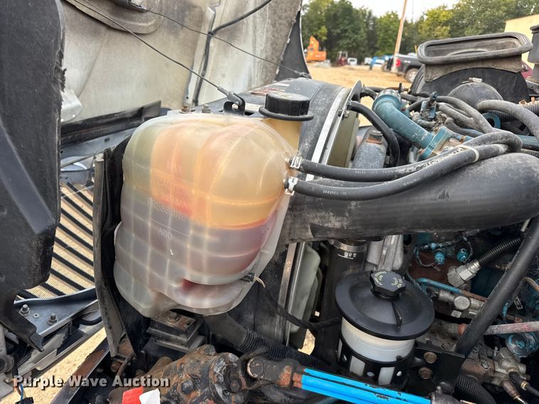 image for item DW6539 2005 International 4300 truck cab and chassis