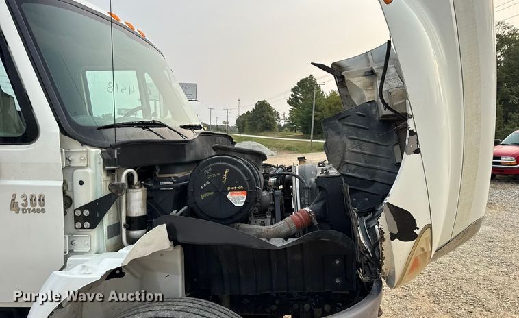 image for item DW6539 2005 International 4300 truck cab and chassis