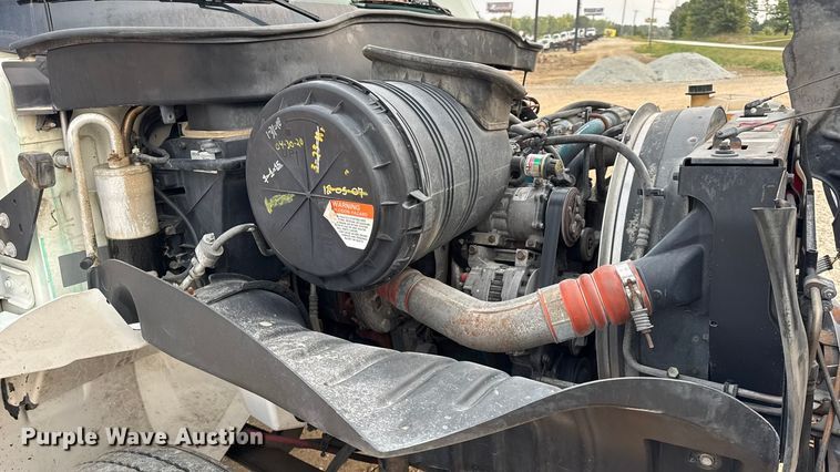 image for item DW6539 2005 International 4300 truck cab and chassis