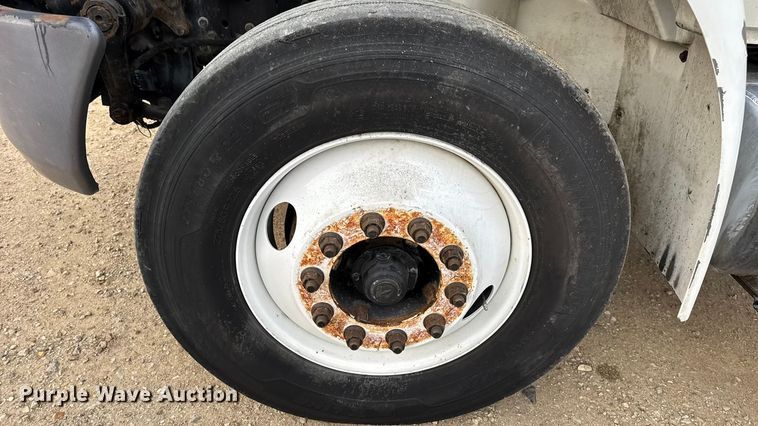 image for item DW6539 2005 International 4300 truck cab and chassis