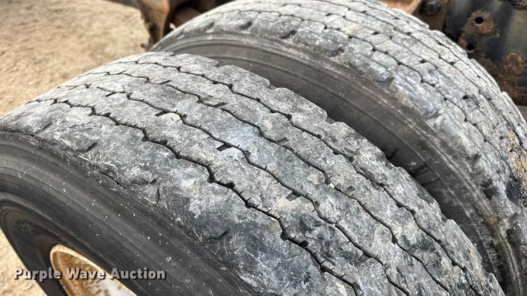 image for item DW6539 2005 International 4300 truck cab and chassis