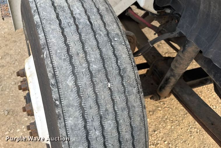 image for item DW6539 2005 International 4300 truck cab and chassis