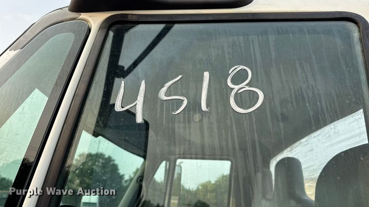 image for item DW6539 2005 International 4300 truck cab and chassis