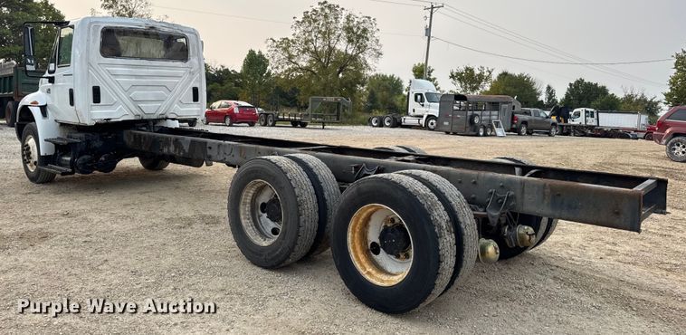 image for item DW6542 2006 International 4400 truck cab and chassis