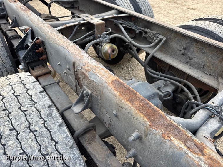 image for item DW6542 2006 International 4400 truck cab and chassis