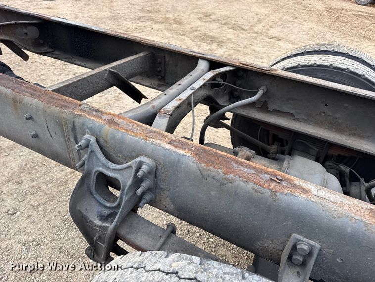 image for item DW6542 2006 International 4400 truck cab and chassis