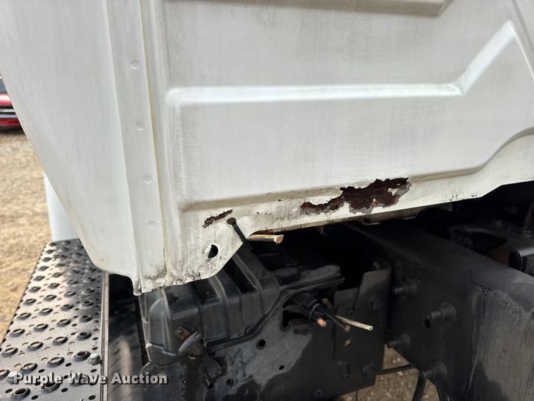 image for item DW6542 2006 International 4400 truck cab and chassis