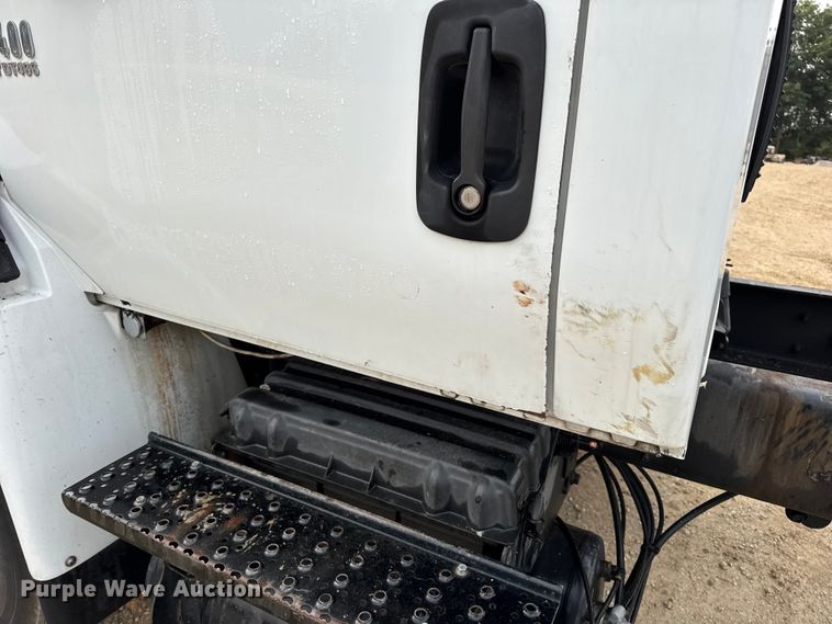 image for item DW6542 2006 International 4400 truck cab and chassis