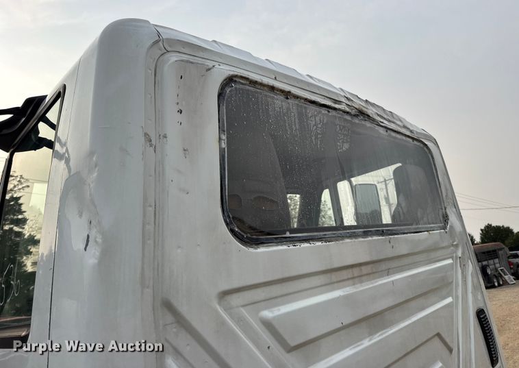 image for item DW6542 2006 International 4400 truck cab and chassis