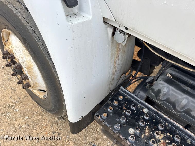 image for item DW6542 2006 International 4400 truck cab and chassis