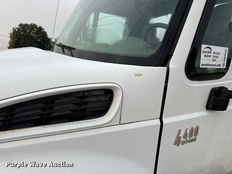 image for item DW6542 2006 International 4400 truck cab and chassis