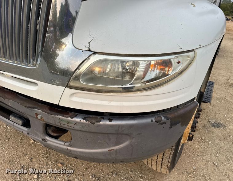 image for item DW6542 2006 International 4400 truck cab and chassis