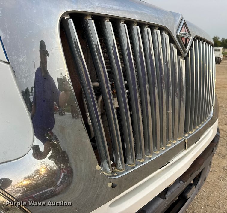 image for item DW6542 2006 International 4400 truck cab and chassis