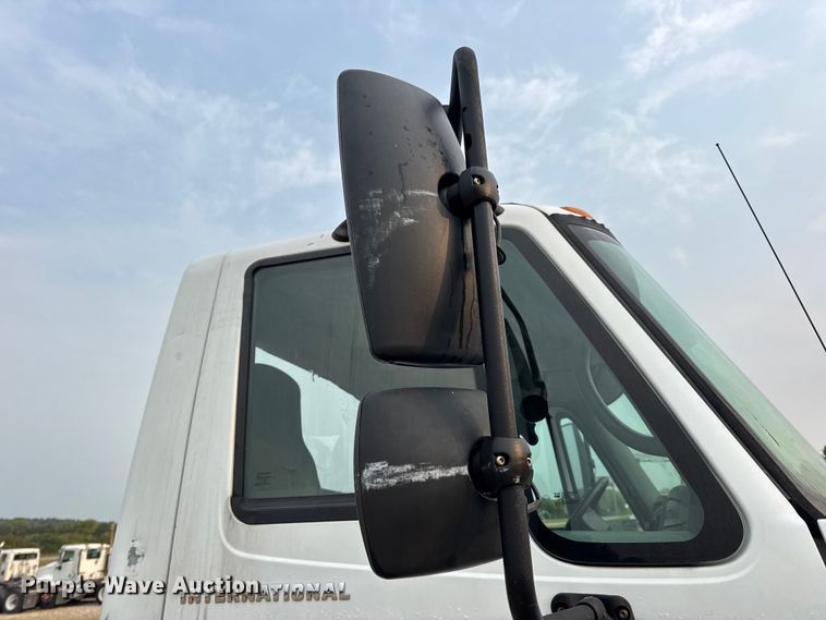 image for item DW6542 2006 International 4400 truck cab and chassis