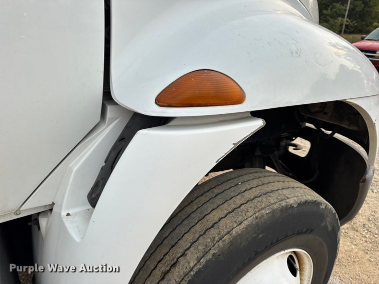 image for item DW6542 2006 International 4400 truck cab and chassis