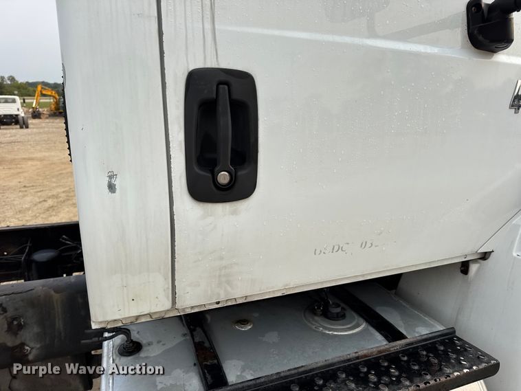 image for item DW6542 2006 International 4400 truck cab and chassis