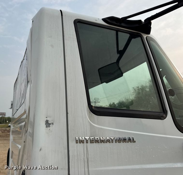 image for item DW6542 2006 International 4400 truck cab and chassis