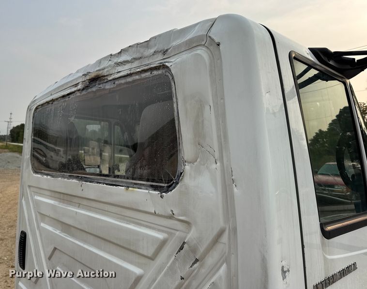 image for item DW6542 2006 International 4400 truck cab and chassis