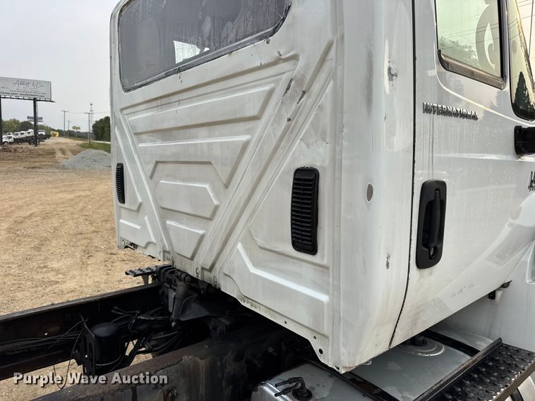 image for item DW6542 2006 International 4400 truck cab and chassis