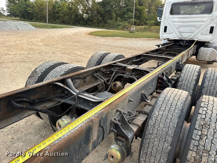 image for item DW6542 2006 International 4400 truck cab and chassis