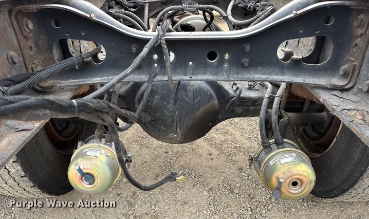 image for item DW6542 2006 International 4400 truck cab and chassis