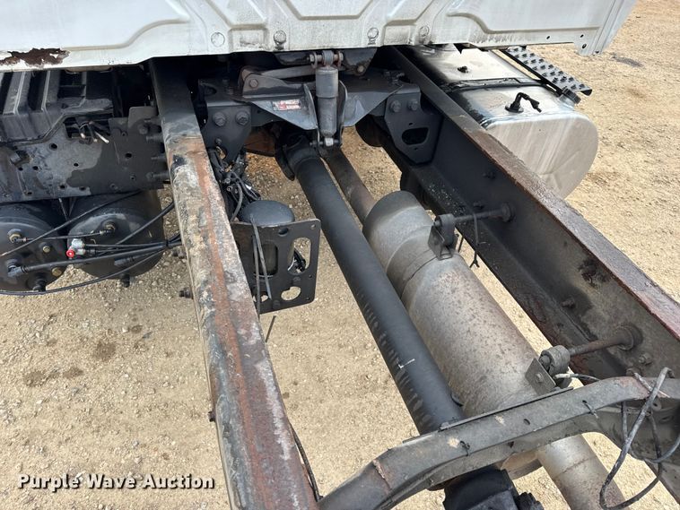 image for item DW6542 2006 International 4400 truck cab and chassis