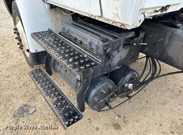 image for item DW6542 2006 International 4400 truck cab and chassis