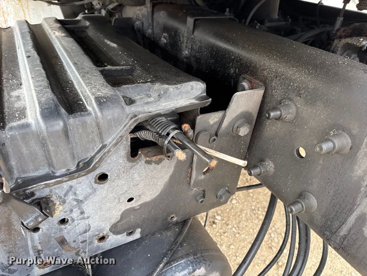 image for item DW6542 2006 International 4400 truck cab and chassis