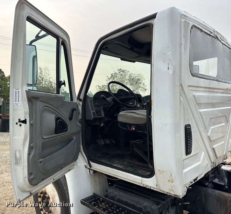 image for item DW6542 2006 International 4400 truck cab and chassis