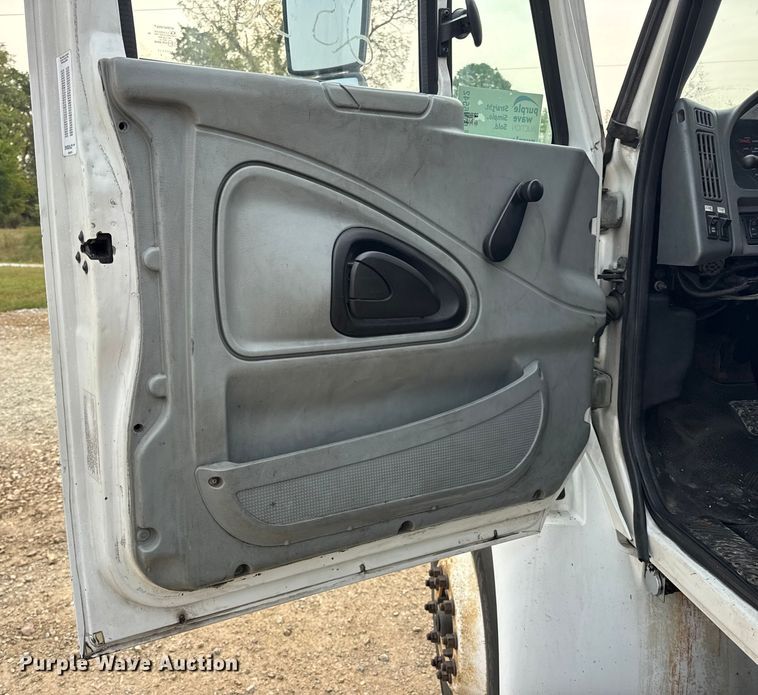 image for item DW6542 2006 International 4400 truck cab and chassis