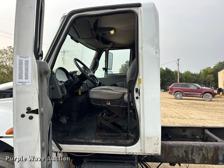 image for item DW6542 2006 International 4400 truck cab and chassis