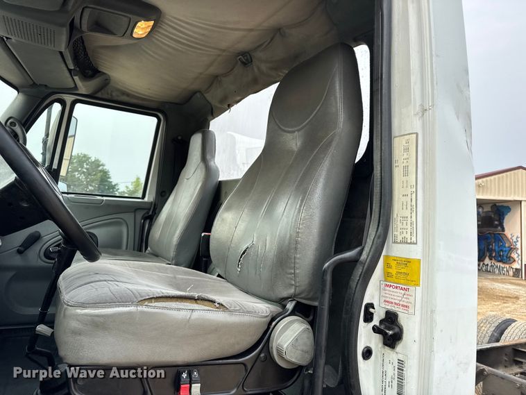 image for item DW6542 2006 International 4400 truck cab and chassis