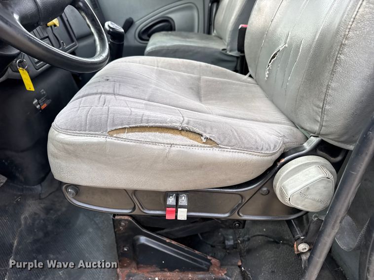 image for item DW6542 2006 International 4400 truck cab and chassis