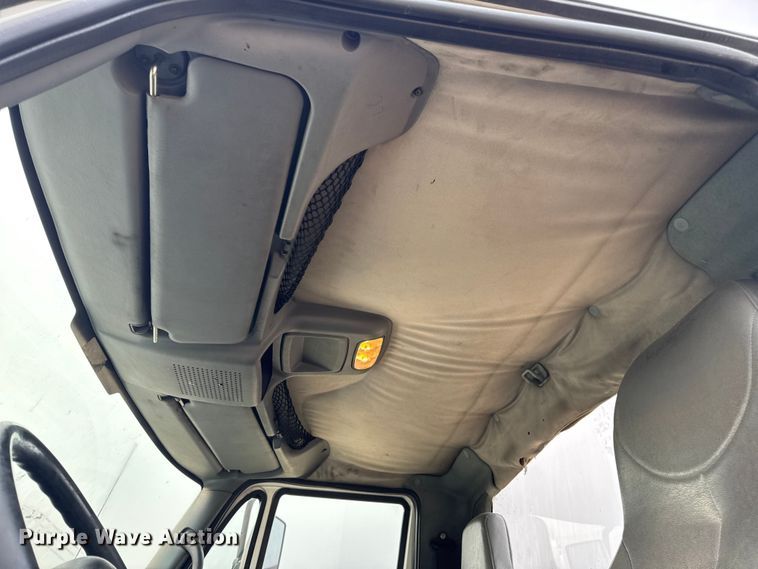 image for item DW6542 2006 International 4400 truck cab and chassis