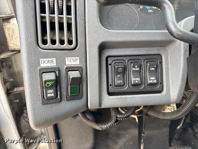 image for item DW6542 2006 International 4400 truck cab and chassis